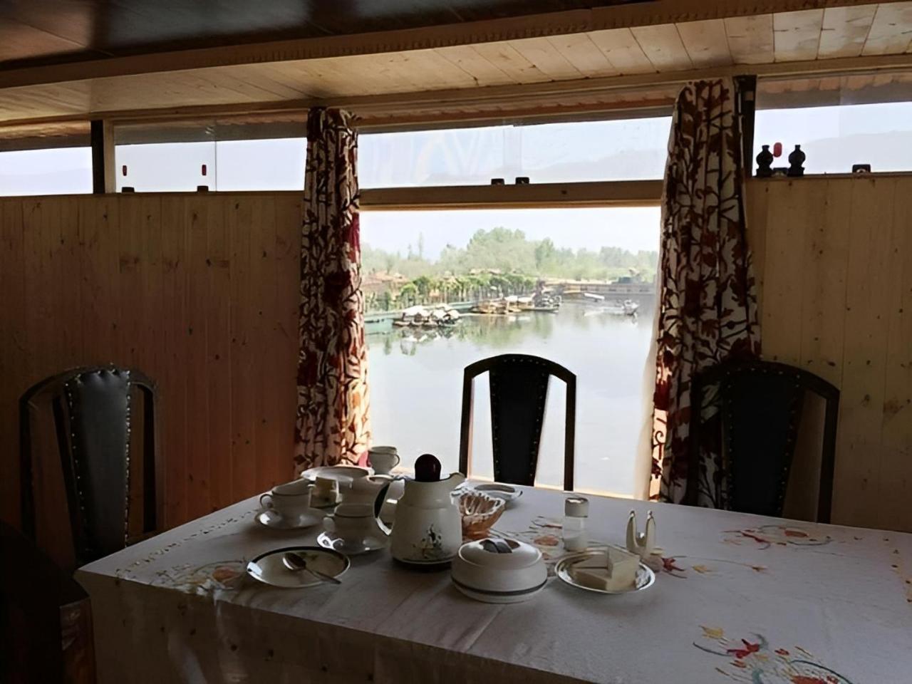 Heritage Amina Group Of Houseboats Hotel Srīnagar Exterior foto