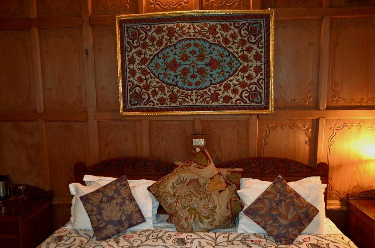 Heritage Amina Group Of Houseboats Hotel Srīnagar Exterior foto