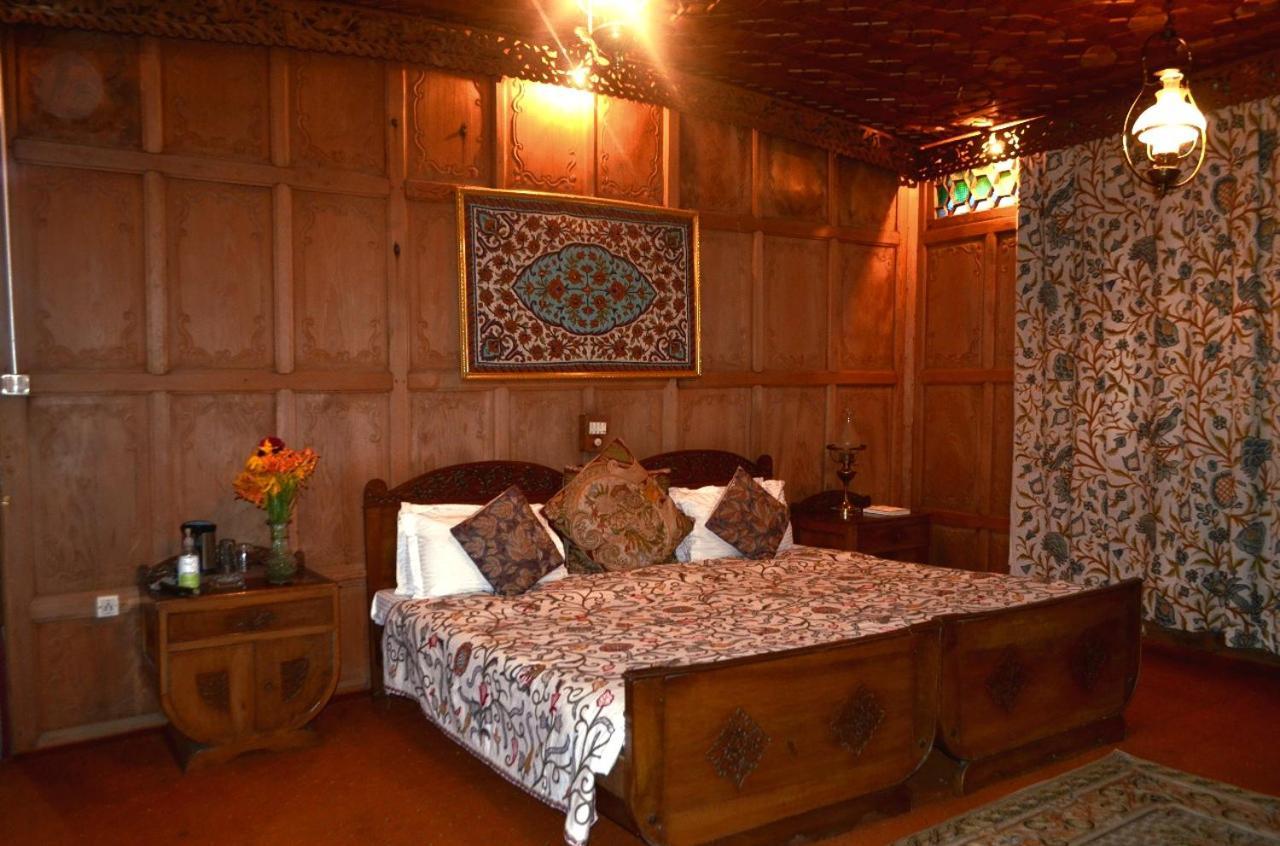 Heritage Amina Group Of Houseboats Hotel Srīnagar Exterior foto