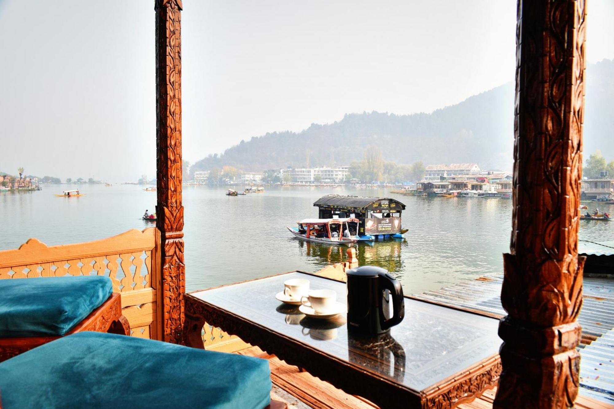 Heritage Amina Group Of Houseboats Hotel Srīnagar Exterior foto